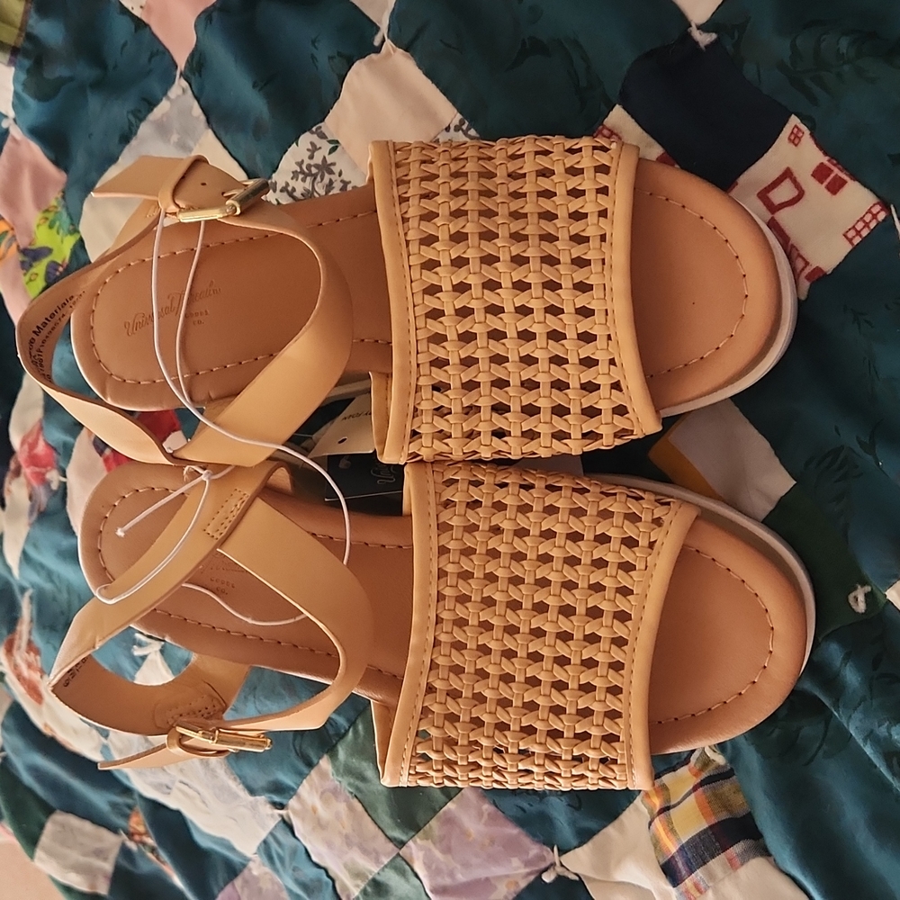 Universal thread sandals